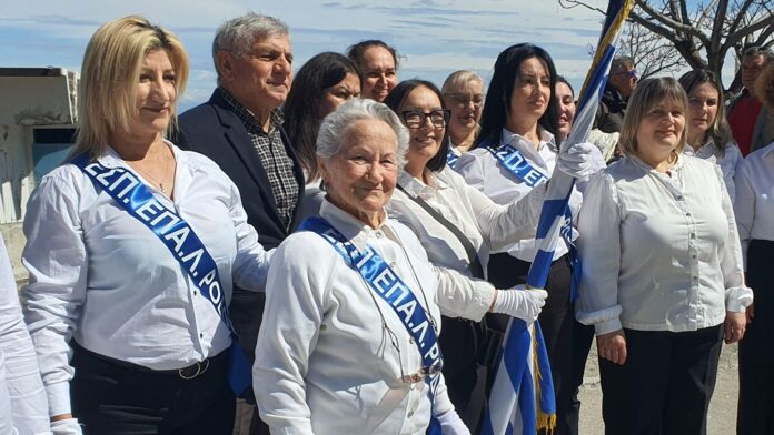 Η 82χρονη κυρία Σοφία, μαθήτρια του Εσπερινού ΕΠΑΛ Ρόδου, παρέλασε με υπερηφάνεια μπροστά σε πλήθος κόσμου