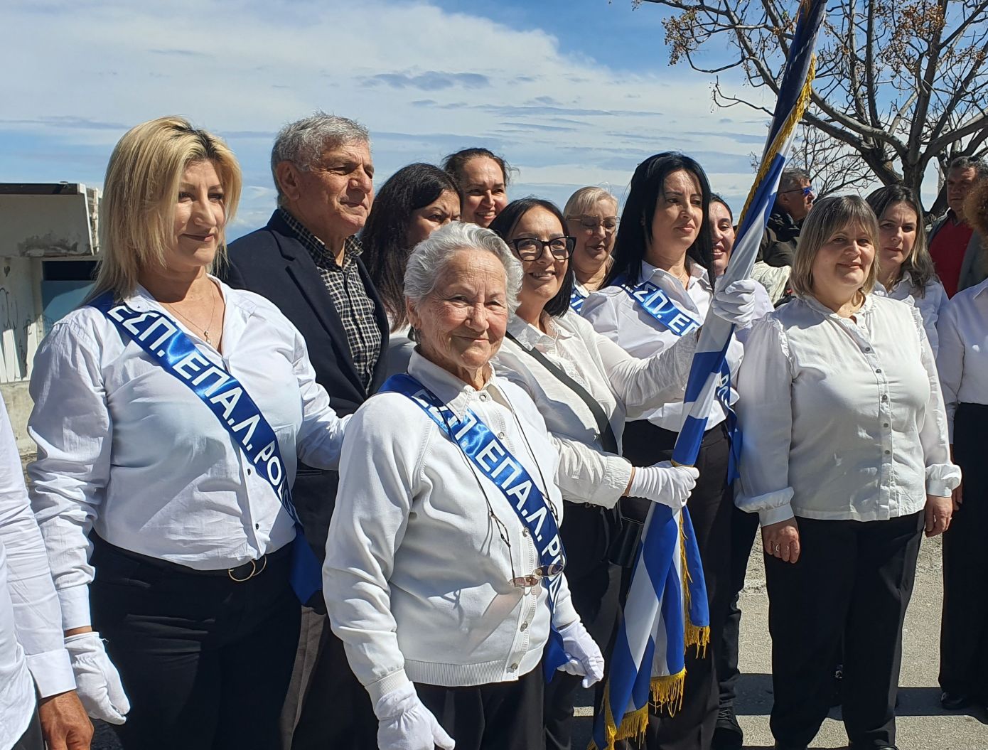 Η 82χρονη κυρία Σοφία, μαθήτρια του Εσπερινού ΕΠΑΛ Ρόδου, παρέλασε με υπερηφάνεια μπροστά σε πλήθος κόσμου