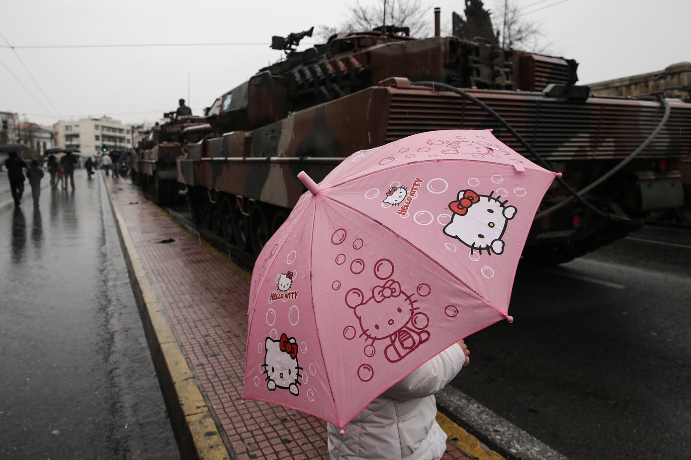 Καιρός: Καταιγίδες και βοριάδες στην παρέλαση, με σταδιακή βελτίωση από το μεσημέρι – Πού θα είναι ισχυρά τα φαινόμενα