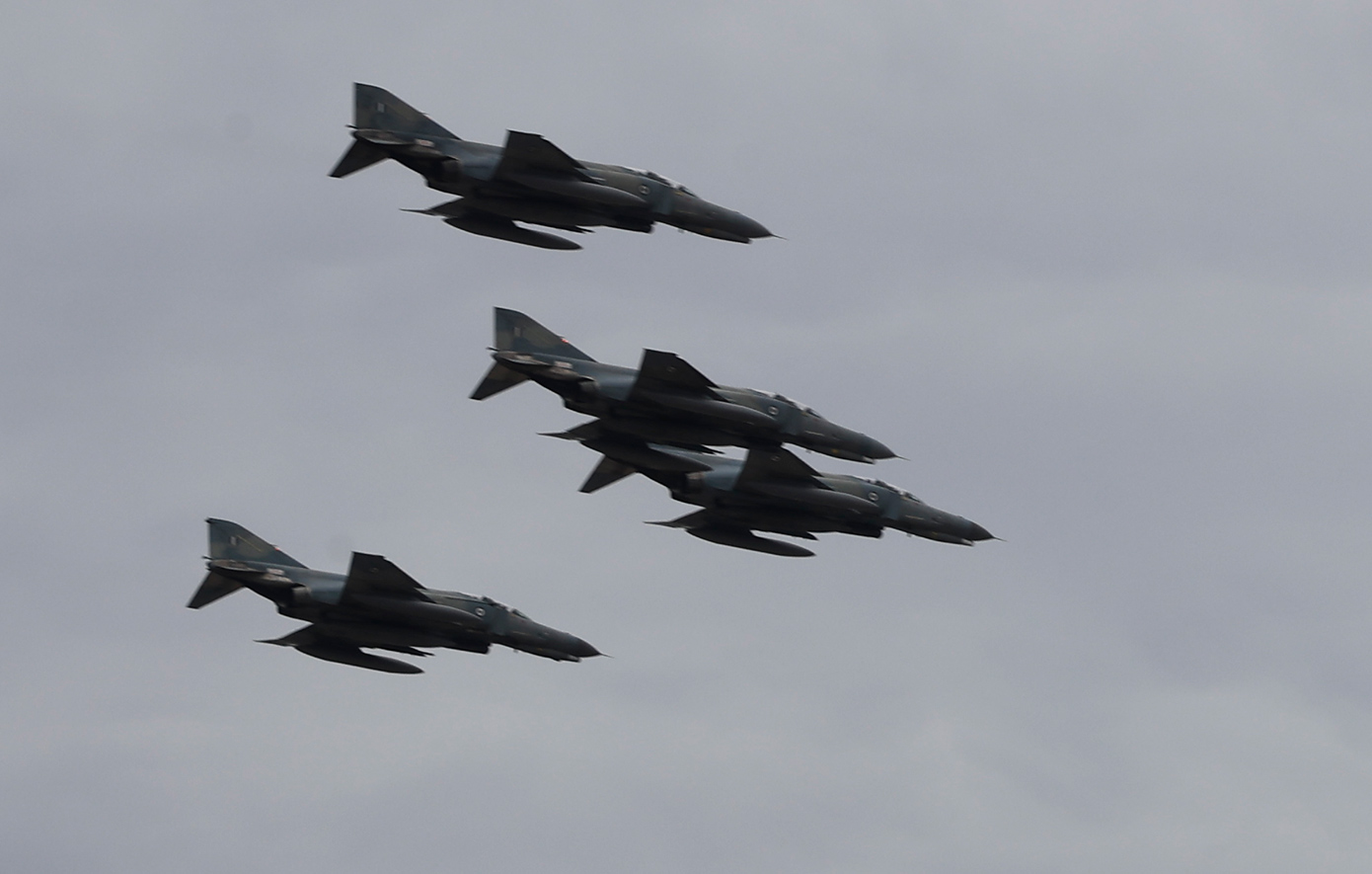 Μαχητικά αεροσκάφη πάνω από την Αθήνα – Θεαματικές εικόνες στον αττικό ουρανό