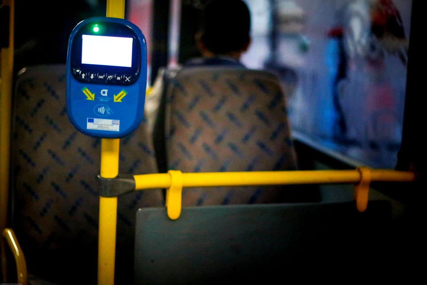 Σοκαριστικό γεγονός σε λεωφορείο στη Γλυφάδα: Επιβάτης κάρφωσε στυλό στο μάτι, είχε και μαχαίρι