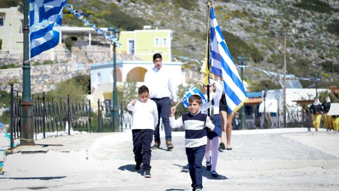 Μαθητές από τα Βριλήσσια στο απομακρυσμένο Αγαθονήσι – Θα συμμετάσχουν στην παρέλαση με τα δύο παιδιά του νησιού