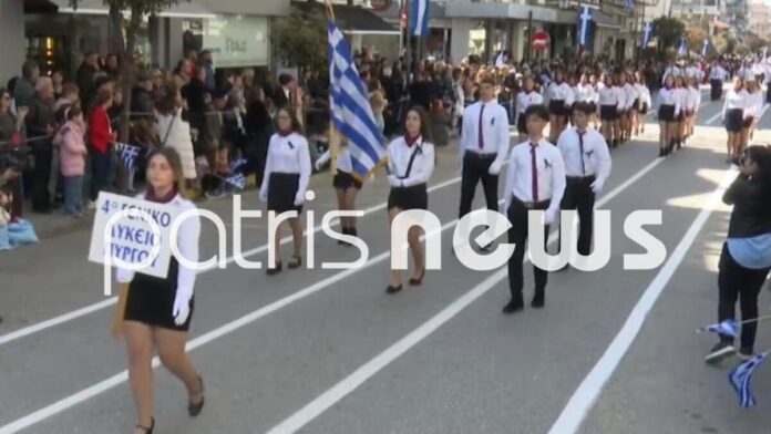 Με μαύρες κορδέλες στην παρέλαση οι μαθητές του 4ου ΓΕΛ – Συγκλονισμός για τον πρόωρα χαμένο Ασημάκη Διονυσόπουλο