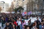 Μεγάλη συγκέντρωση για την Παγκόσμια Ημέρα Γυναίκας – Ισχυρά μηνύματα ενάντια στην έμφυλη βία στην πορεία στο κέντρο της Αθήνας