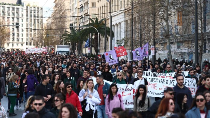Μεγάλη συγκέντρωση για την Παγκόσμια Ημέρα Γυναίκας – Ισχυρά μηνύματα ενάντια στην έμφυλη βία στην πορεία στο κέντρο της Αθήνας