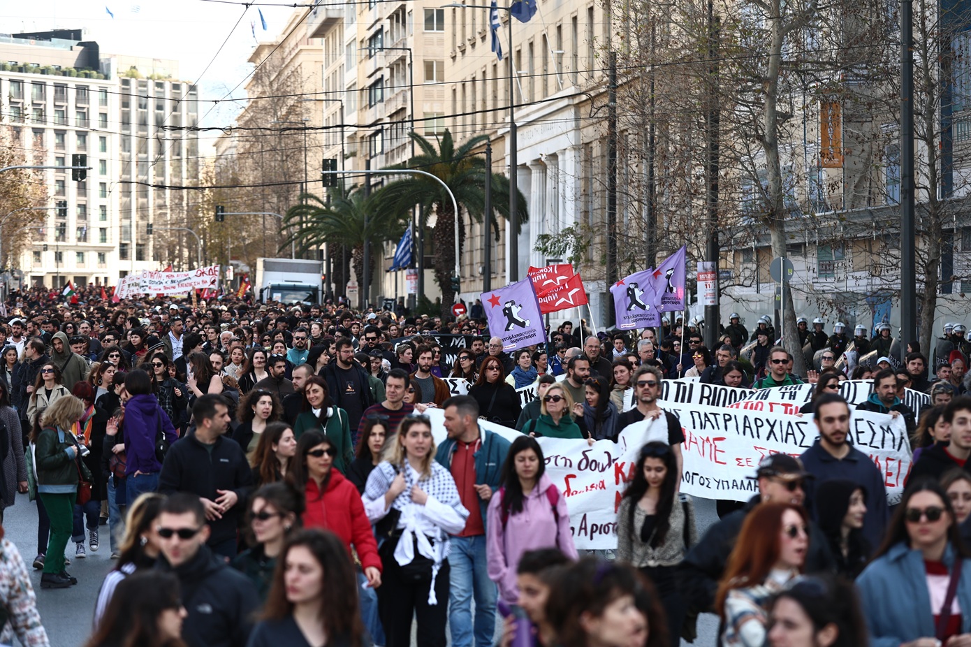 Μεγάλη συγκέντρωση για την Παγκόσμια Ημέρα Γυναίκας – Ισχυρά μηνύματα ενάντια στην έμφυλη βία στην πορεία στο κέντρο της Αθήνας