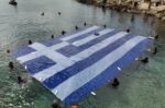 Τεράστια γαλανόλευκη σημαία 180 τ.μ. στην Πειραϊκή για την εθνική γιορτή της 25ης Μαρτίου – Η κίνηση του δήμου Πειραιά