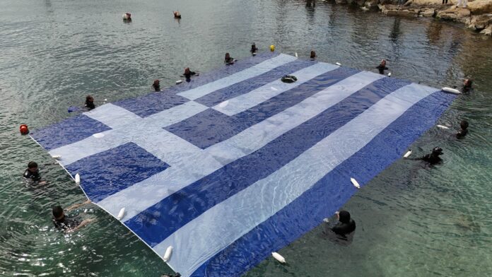 Τεράστια γαλανόλευκη σημαία 180 τ.μ. στην Πειραϊκή για την εθνική γιορτή της 25ης Μαρτίου – Η κίνηση του δήμου Πειραιά