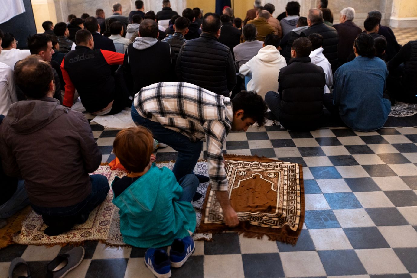 Οι μουσουλμάνοι της Αθήνας πανηγυρίζουν τη λήξη του Ραμαζανιού