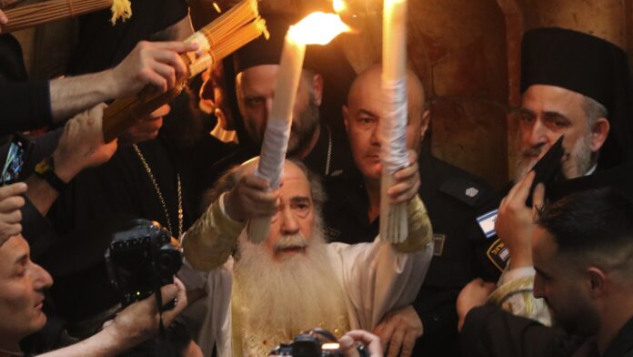 Αβέβαιο το Άγιο Φως λόγω πολέμου: Το εναλλακτικό σχέδιο της Αθήνας και η επικοινωνία με τις ισραηλινές αρχές