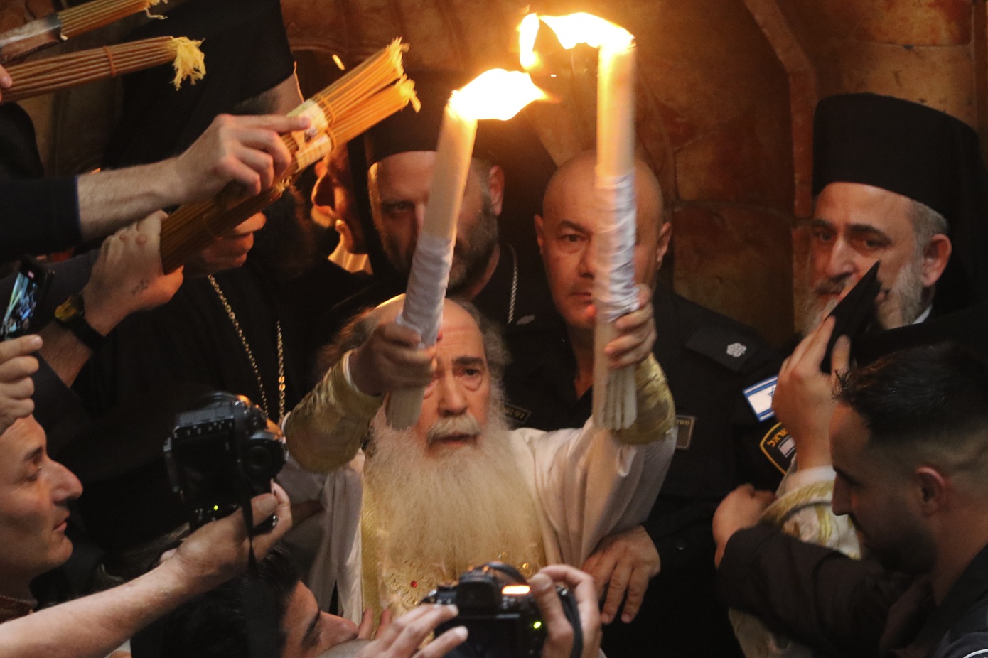 Αβέβαιο το Άγιο Φως λόγω πολέμου: Το εναλλακτικό σχέδιο της Αθήνας και η επικοινωνία με τις ισραηλινές αρχές