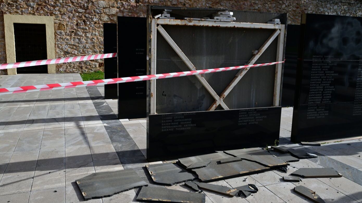 Αποκαταστάθηκε η μαρμάρινη πλάκα με τα ονόματα των 200 εκτελεσθέντων στην Καισαριανή