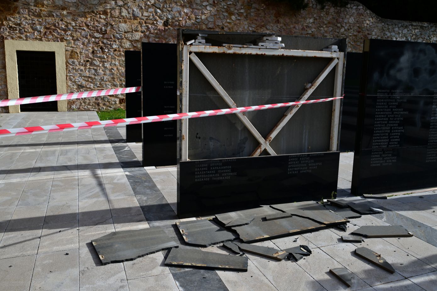 Αποκαταστάθηκε η μαρμάρινη πλάκα με τα ονόματα των 200 εκτελεσθέντων στην Καισαριανή