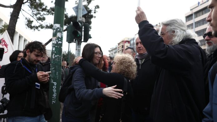 «Ο ήλιος της Δικαιοσύνης δεν αγνόησε τον τόπο μας» – Εορτασμοί έξω από το Εφετείο για την καταδίκη των ηγετών της Χρυσής Αυγής