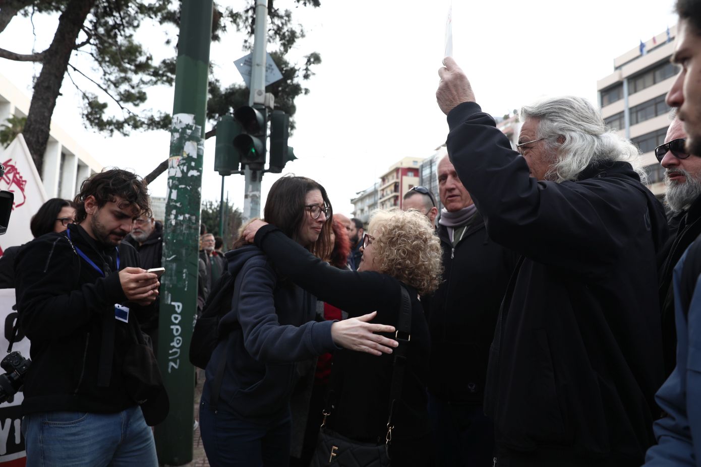 «Ο ήλιος της Δικαιοσύνης δεν αγνόησε τον τόπο μας» – Εορτασμοί έξω από το Εφετείο για την καταδίκη των ηγετών της Χρυσής Αυγής