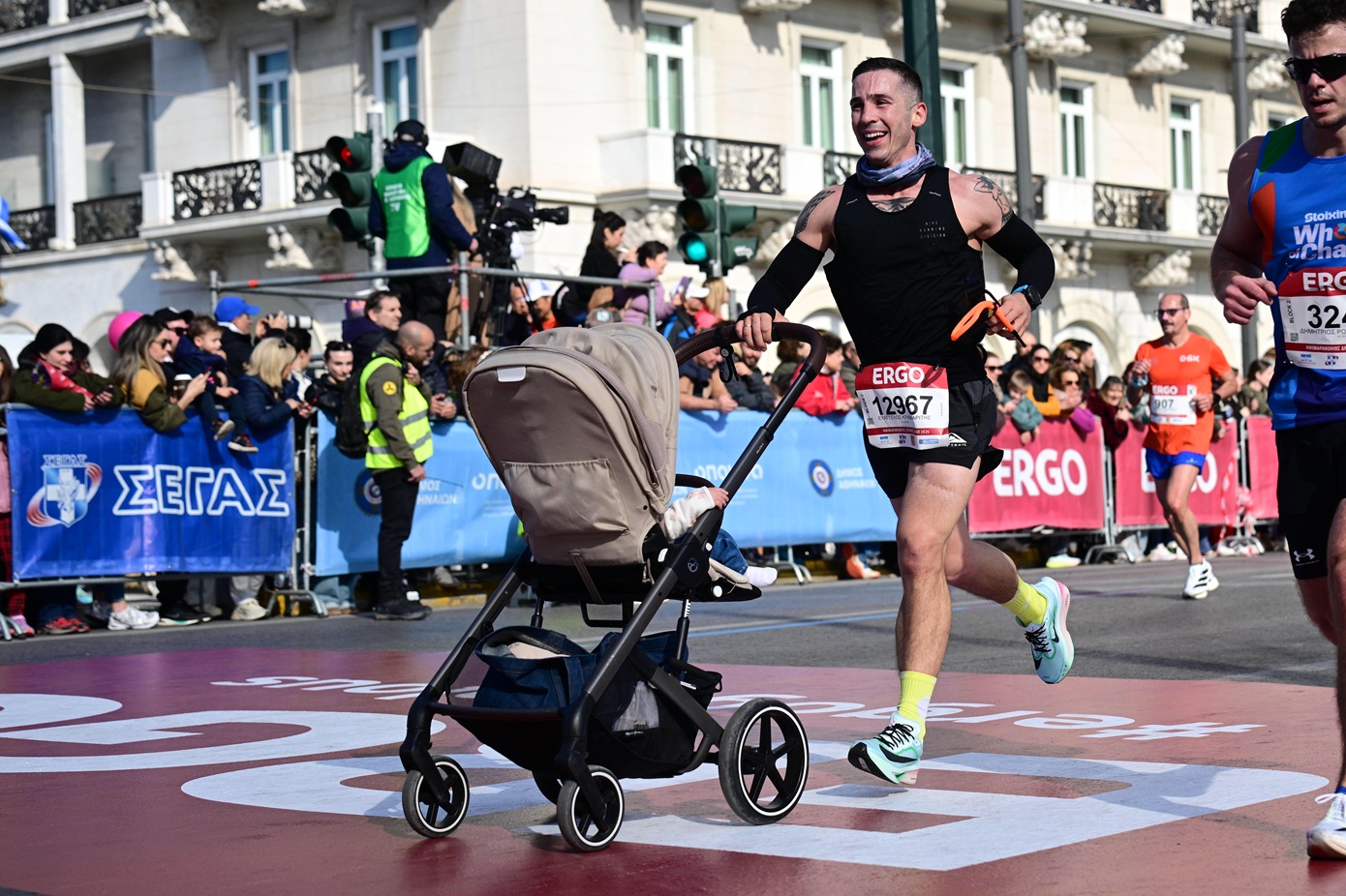 Κατέκλυσαν οι δρομείς το κέντρο της Αθήνας για τον Ημιμαραθώνιο – Μωρά, σκυλάκια και χιλιάδες χαμόγελα στη γιορτή του αθλητισμού