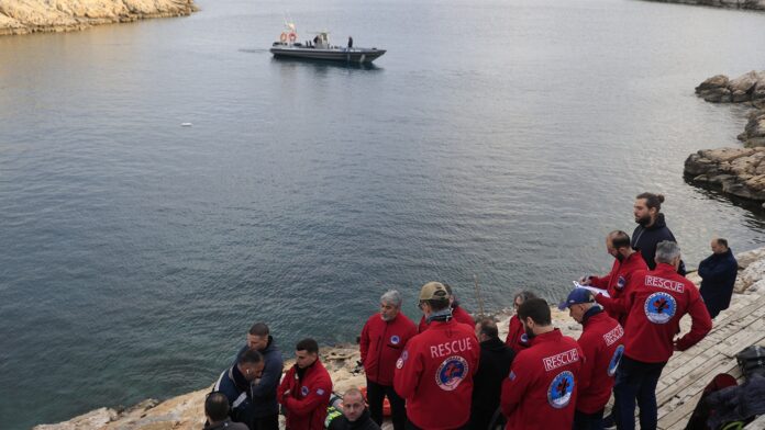 Αγωνία στη Βουλιαγμένη: Τέταρτη ημέρα αναζητήσεων για τον 34χρονο δύτη – Συνεχείς καταδύσεις και συσκέψεις στο δεύτερο λιμανάκι