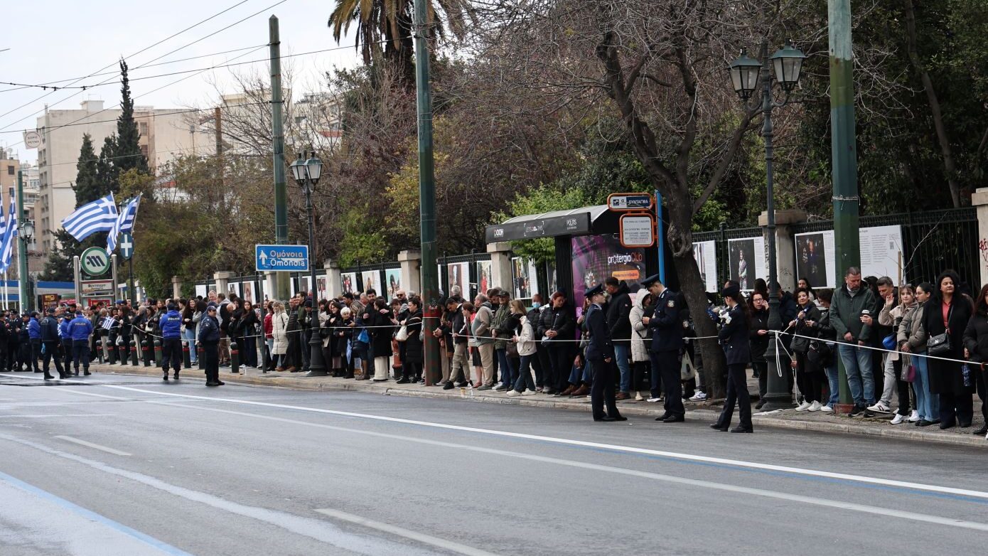 25η Μαρτίου: «Η ψυχή μας ανυψώνεται, εμπιστεύομαι την ασφάλεια της πατρίδας» – Χιλιάδες πολίτες στο Σύνταγμα