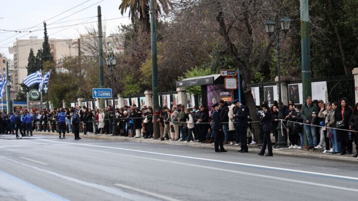 25η Μαρτίου: «Η ψυχή μας ανυψώνεται, εμπιστεύομαι την ασφάλεια της πατρίδας» – Χιλιάδες πολίτες στο Σύνταγμα