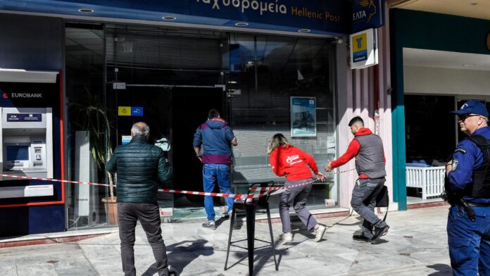 Ένοπλη ληστεία με καλάσνικοφ στα ΕΛΤΑ Λουτρακίου: «Εμφανίστηκαν δύο με κουκούλες και δύο κουτιά, ούρλιαζαν οι υπάλληλοι»