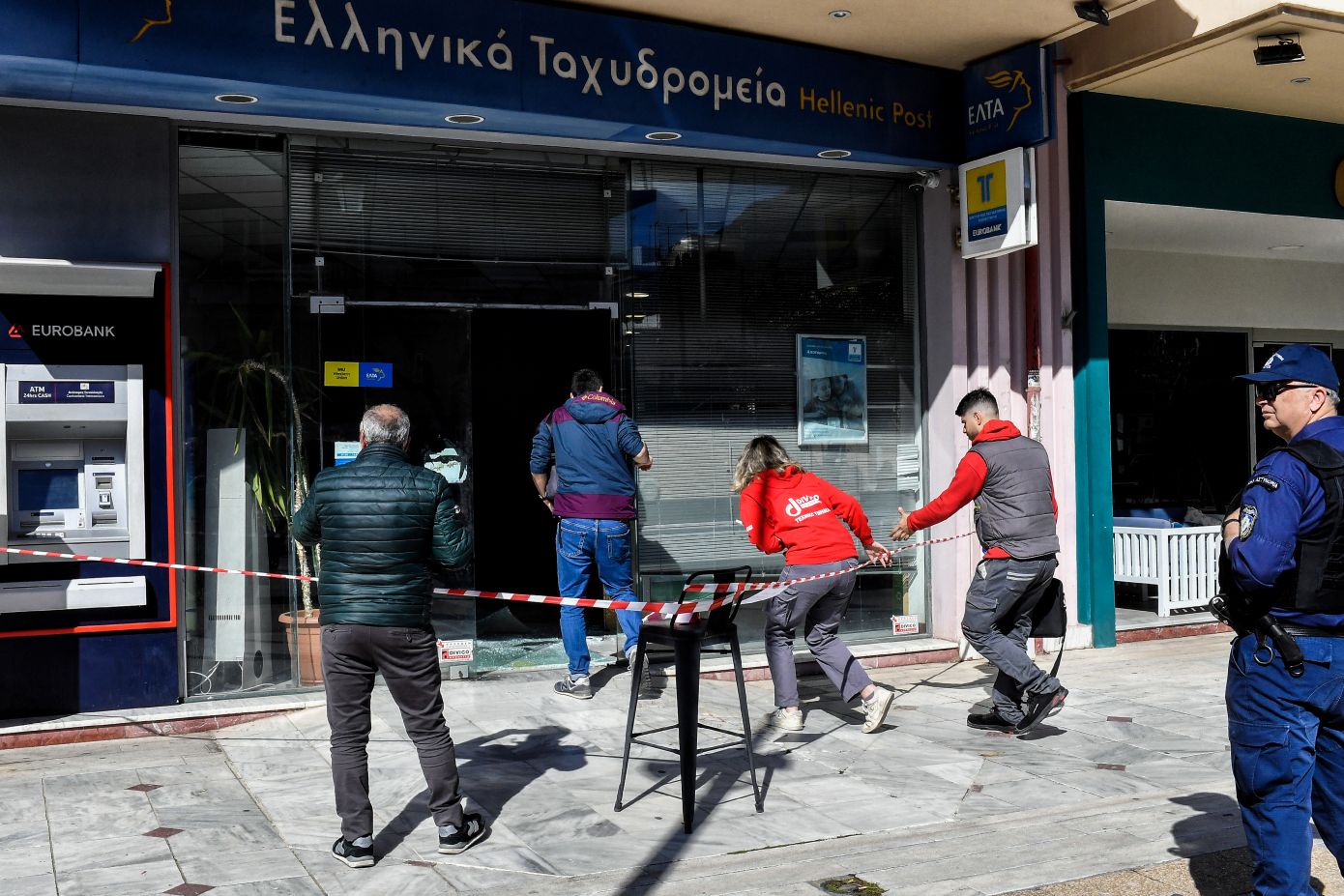 Ένοπλη ληστεία με καλάσνικοφ στα ΕΛΤΑ Λουτρακίου: «Εμφανίστηκαν δύο με κουκούλες και δύο κουτιά, ούρλιαζαν οι υπάλληλοι»