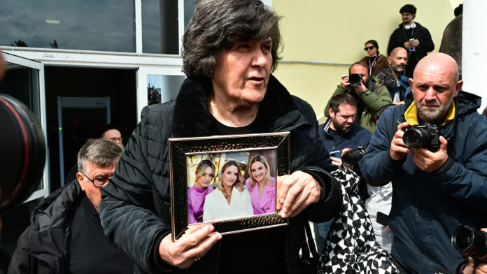 Συγκίνησε η γιαγιά της οικογένειας Πλακιά με φωτογραφία της Θώμης, της Χρύσας και της Αναστασίας στη δίκη των Τεμπών