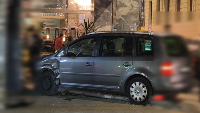 Όχημα κατέληξε σε καφετέρια στη Σόλωνος – Συνελήφθη ο οδηγός, ένας τραυματισμένος