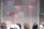 Ημέρα της Γυναίκας: Χρώματα στο Υπουργείο Εργασίας εν μέσω πορείας