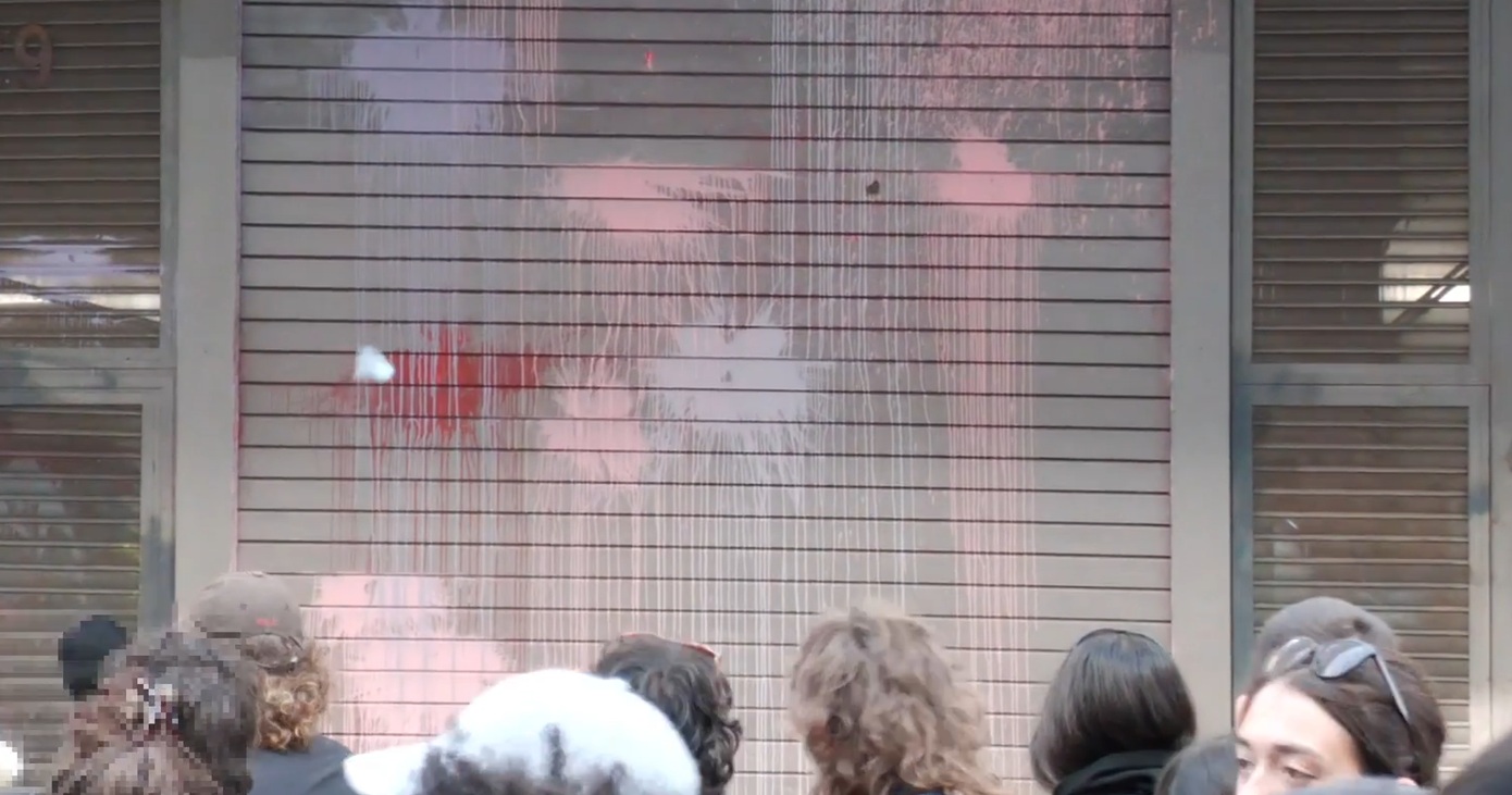 Ημέρα της Γυναίκας: Χρώματα στο Υπουργείο Εργασίας εν μέσω πορείας