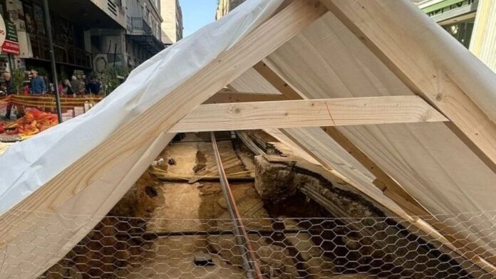 Χιλιετίες ιστορίας κάτω από την άσφαλτο – Ανακαλύφθηκε κατά τύχη αρχαίο ψηφιδωτό στην οδό Ευρυπίδου, στο κέντρο της Αθήνας