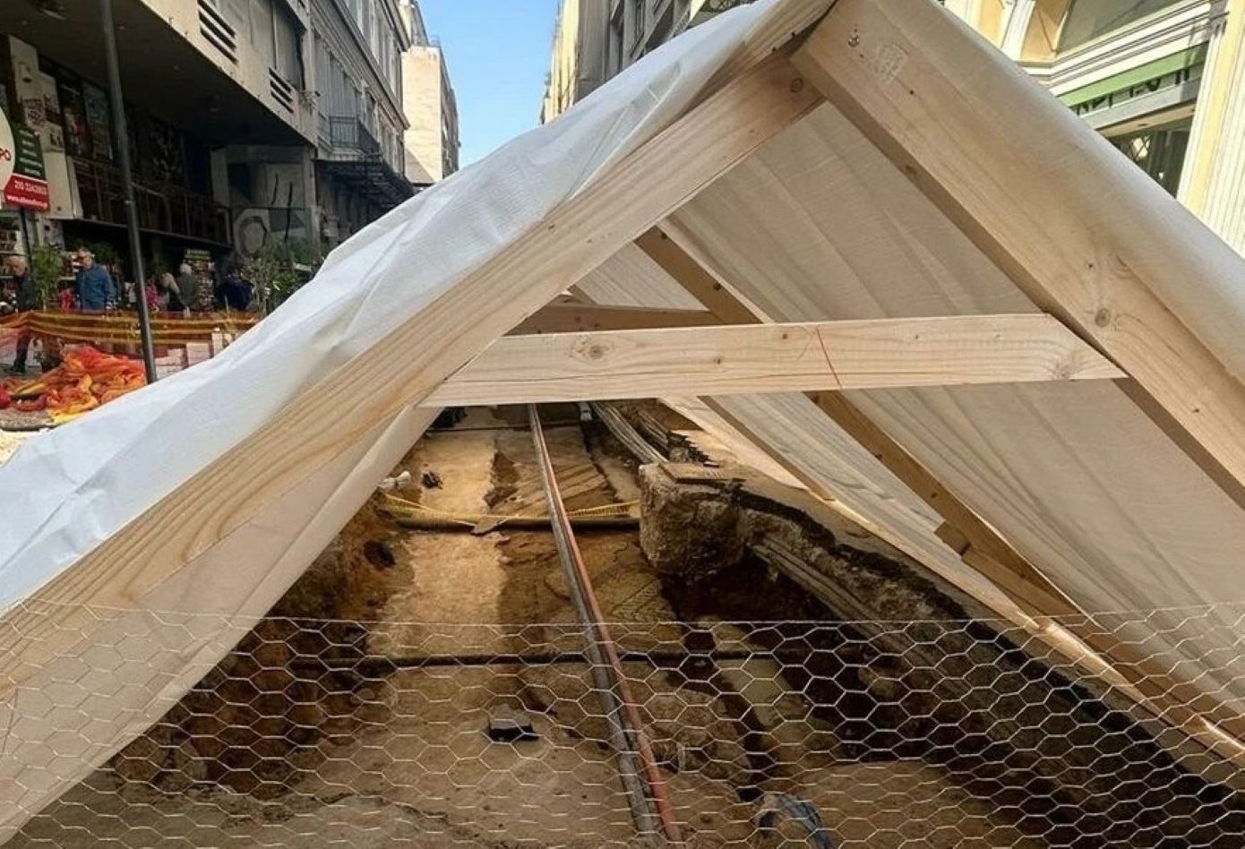 Χιλιετίες ιστορίας κάτω από την άσφαλτο – Ανακαλύφθηκε κατά τύχη αρχαίο ψηφιδωτό στην οδό Ευρυπίδου, στο κέντρο της Αθήνας