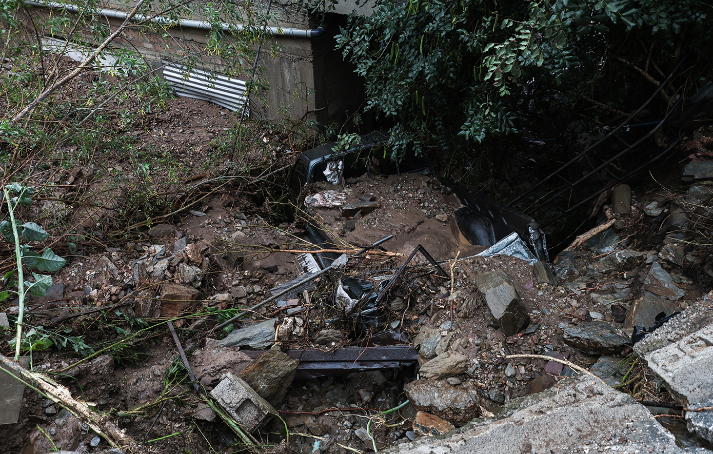 Κατολίσθηση στην Κρήτη – Βράχοι κατέληξαν στη θάλασσα και αποκόλλησαν μπαλκόνι ξενοδοχείου