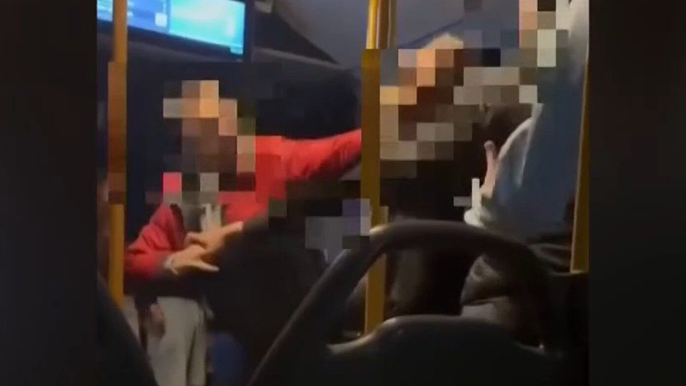 Βίαιη επίθεση σε νεαρή γυναίκα μέσα σε λεωφορείο στη Θεσσαλονίκη – Βίντεο σοκ