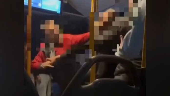 Βίαιη επίθεση σε νεαρή γυναίκα μέσα σε λεωφορείο στη Θεσσαλονίκη – Βίντεο σοκ