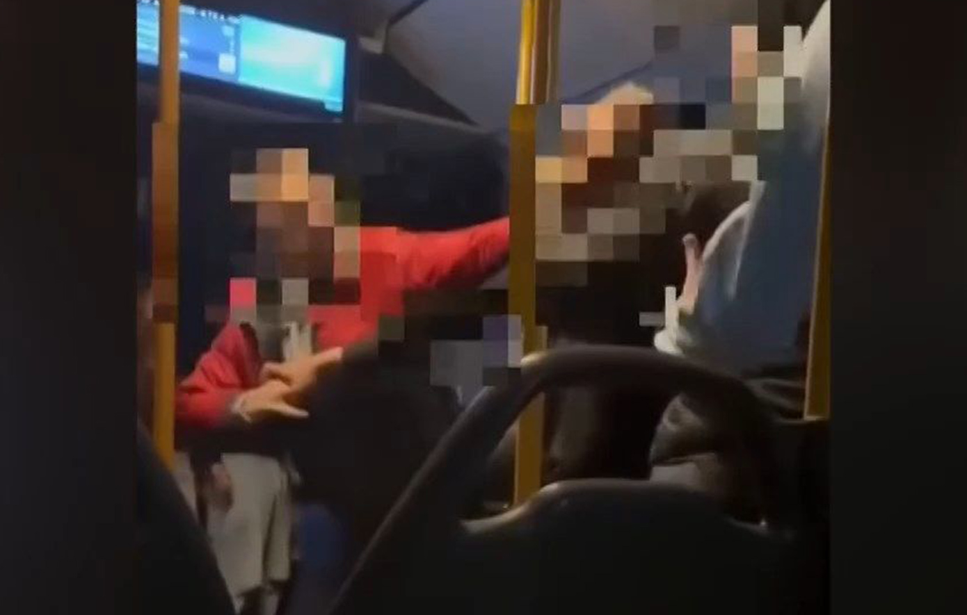 Βίαιη επίθεση σε νεαρή γυναίκα μέσα σε λεωφορείο στη Θεσσαλονίκη – Βίντεο σοκ