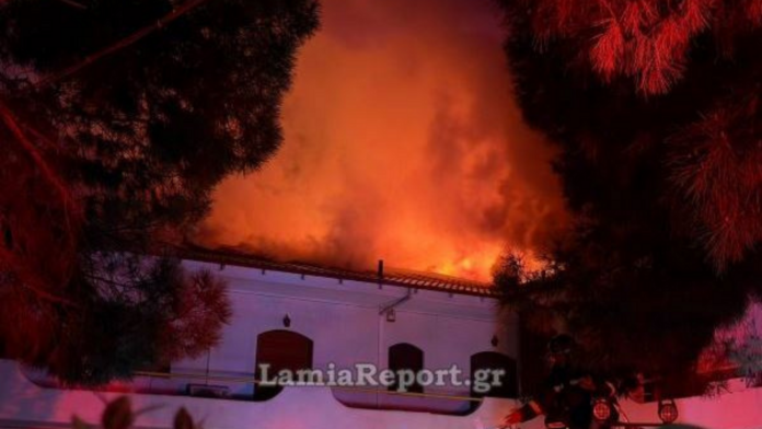 Πυρκαγιά σε παιδικό σταθμό στη Λαμία – Η φωτιά εξαπλώθηκε, απεγκλωβισμοί σε γειτονικά σπίτια