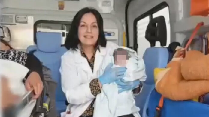 Γεννήθηκε βιαστικά μωράκι στο ασθενοφόρο καθ’ οδόν προς το ΠΑΓΝΗ – Δείτε το βίντεο