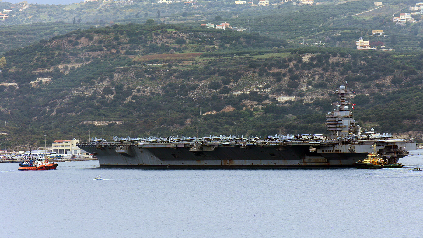 Στη Σούδα το επιβλητικό αεροπλανοφόρο «USS Gerald R. Ford» μετά τη φωτιά: 8 ντετέκτιβ επιβιβάζονται για ανακρίσεις
