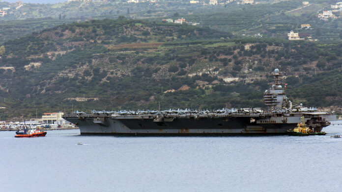 Στη Σούδα το επιβλητικό αεροπλανοφόρο «USS Gerald R. Ford» μετά τη φωτιά: 8 ντετέκτιβ επιβιβάζονται για ανακρίσεις