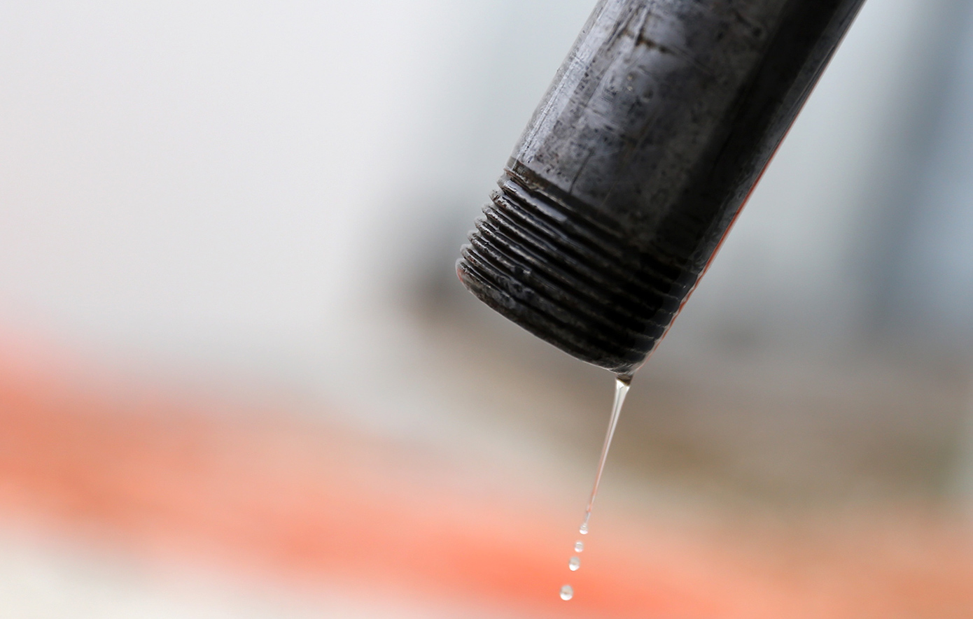 Κλειστά Στενά, ανοιχτές πληγές: Το πετρέλαιο απειλεί τη θητεία Τραμπ και την παγκόσμια αγορά