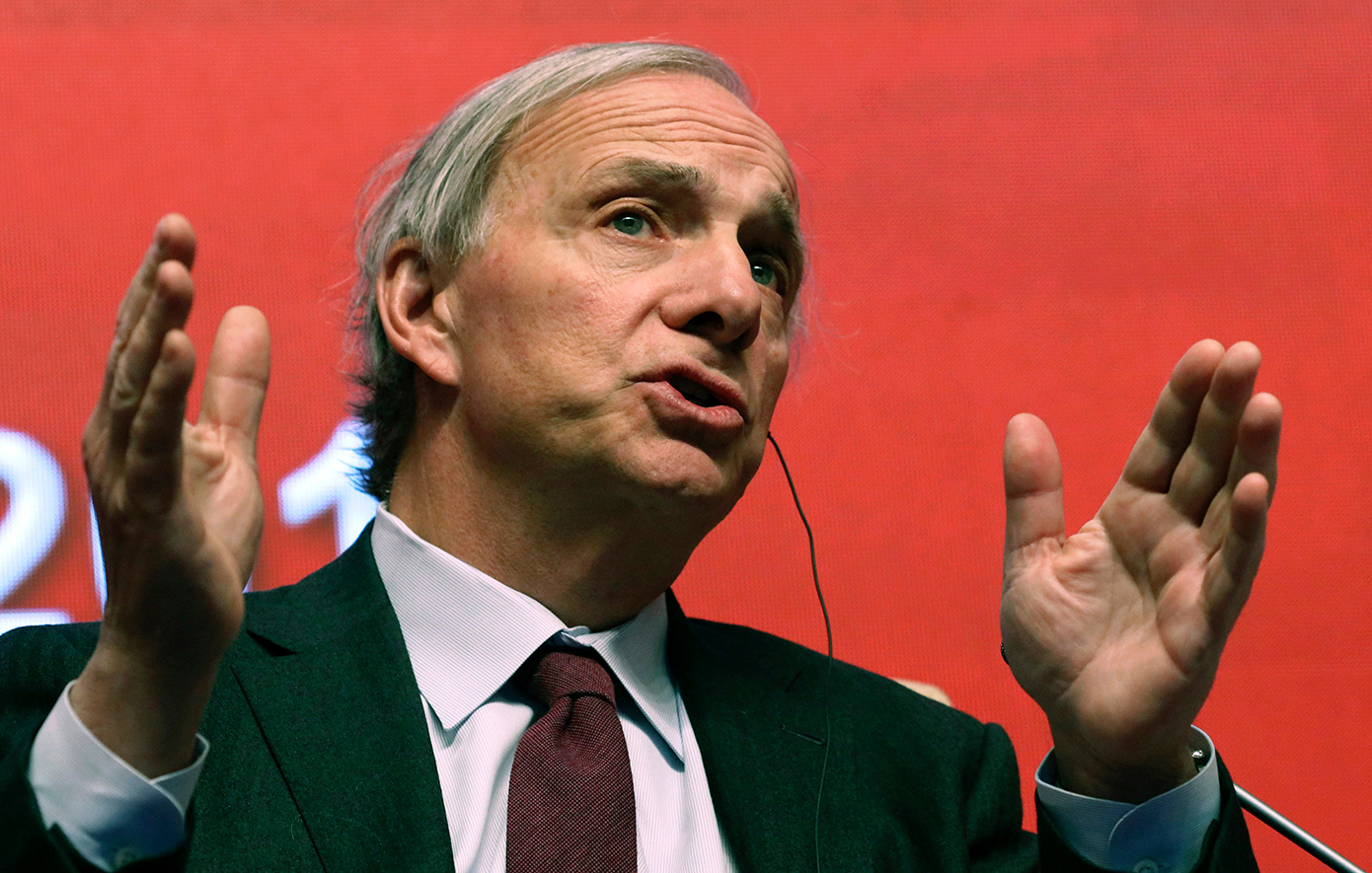 Ρέι Ντάλιο: Η σύγκρουση ΗΠΑ – Ιράν θέτει σε κίνδυνο την κυριαρχία του δολαρίου ως αποθεματικό νόμισμα.