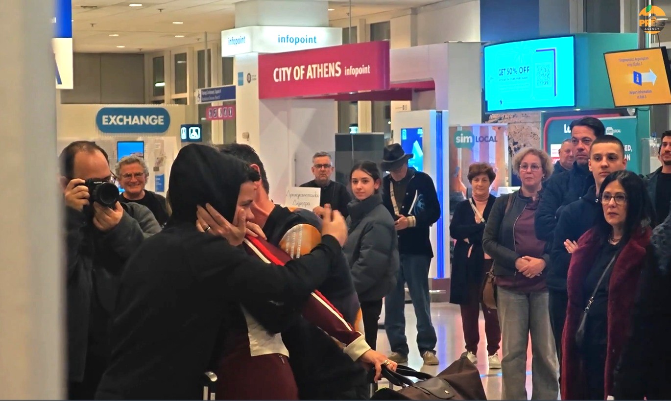 Συγκλονιστικές στιγμές στο «Ελευθέριος Βενιζέλος»: 450 Έλληνες επέστρεψαν από το Ντουμπάι – Συγκινητικές αφηγήσεις