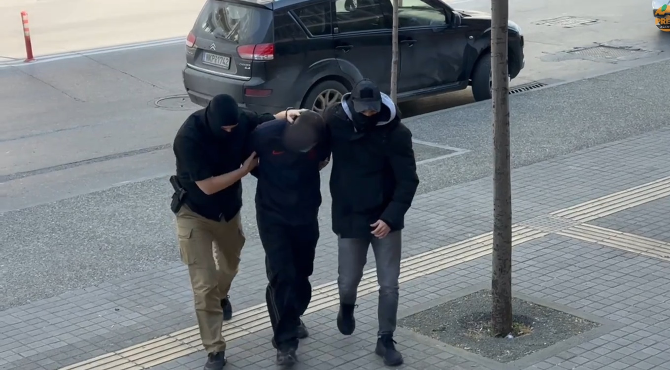 Συνελήφθη ο 23χρονος για το έγκλημα στην Καλαμαριά – Ισχυρίστηκε ότι μαχαίρωσε τον 20χρονο πέφτοντας κάτω αμυνόμενος