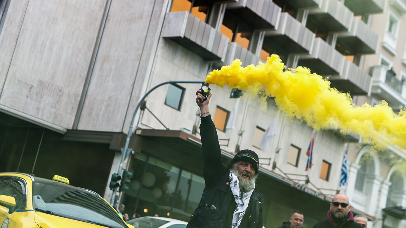 Με καπνογόνα οι οδηγοί ταξί έξω από τη Βουλή – Τους έκοψαν το δρόμο για το Μαξίμου – Δείτε βίντεο
