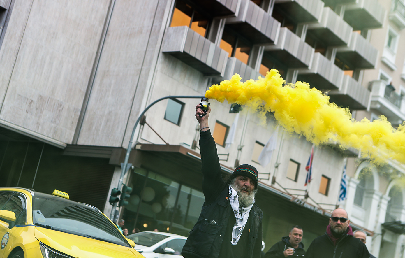 Με καπνογόνα οι οδηγοί ταξί έξω από τη Βουλή – Τους έκοψαν το δρόμο για το Μαξίμου – Δείτε βίντεο