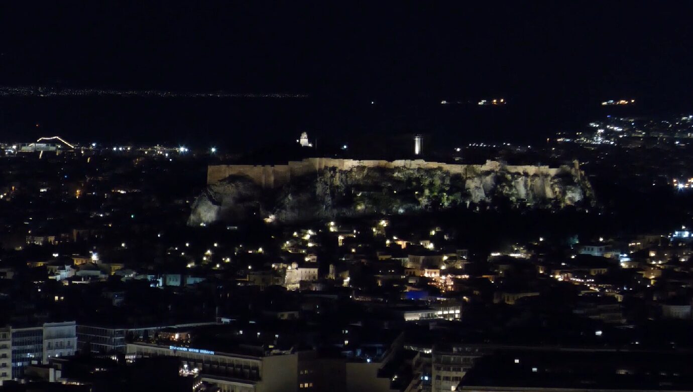 Ακρόπολη και Καλλιμάρμαρο έστειλαν σήμα για τον πλανήτη – Εντυπωσιακά πλάνα της Αθήνας από drone στην «Ώρα της Γης 2026»
