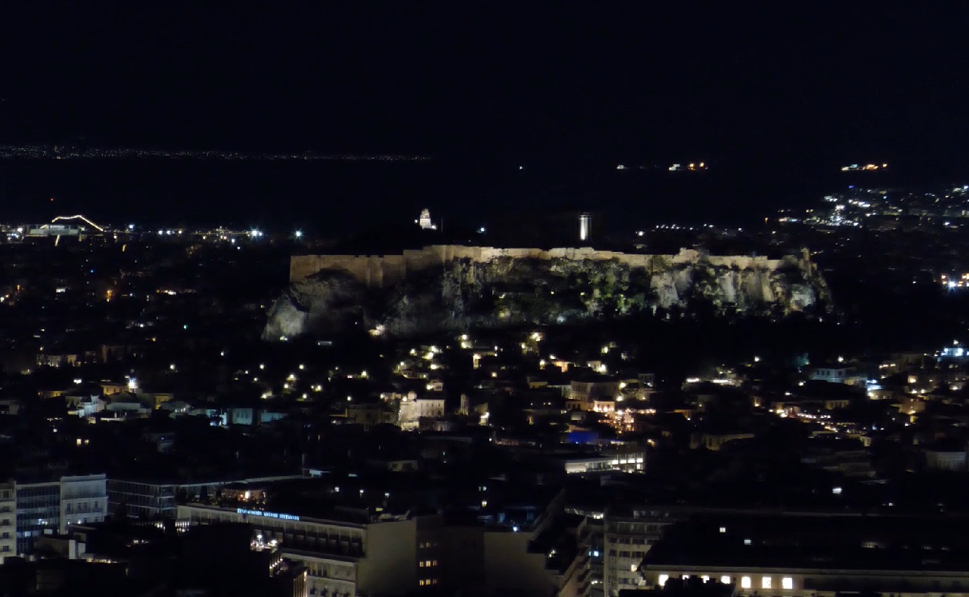 Ακρόπολη και Καλλιμάρμαρο έστειλαν σήμα για τον πλανήτη – Εντυπωσιακά πλάνα της Αθήνας από drone στην «Ώρα της Γης 2026»