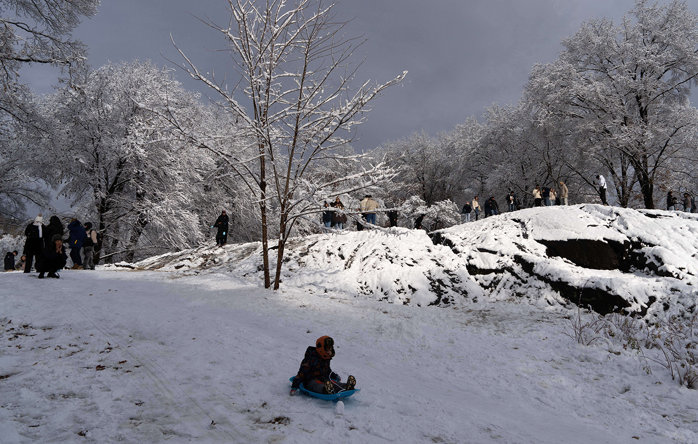 Η Πάρνηθα ντύθηκε στα λευκά – Χιονισμένα τα ορεινά καταφύγια Μπάφι και Φλαμπούρι