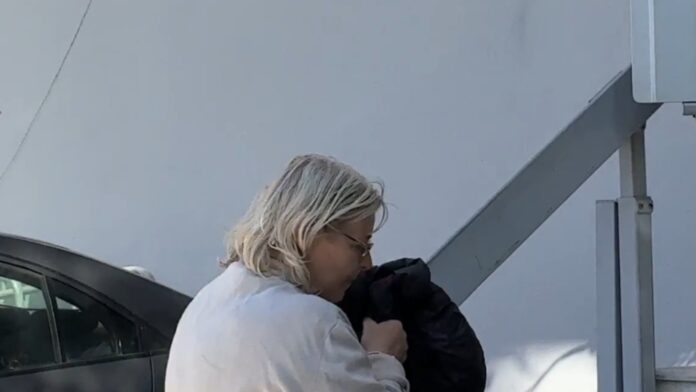 Παραδόθηκε η Ελένη Ζαρούλια