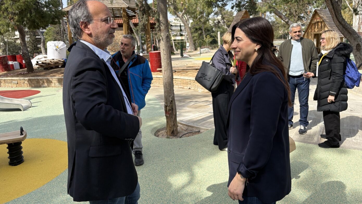 Δ.Ν.Σμύρνης: Στην παιδική χαρά του άλσους η Αντιπεριφερειάρχης Αττικής επισκέπτεται